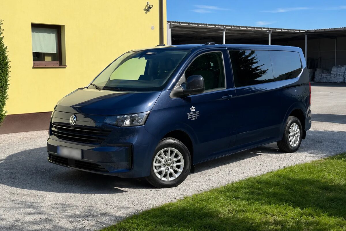 Putnički kombi spreman za preuzimanje putnika nakon dolaska leta
